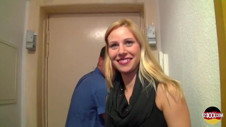 123XXX - 100% Amateurs: Blondei germane sexy cu țâțe rotunde îi place să sară pe o...