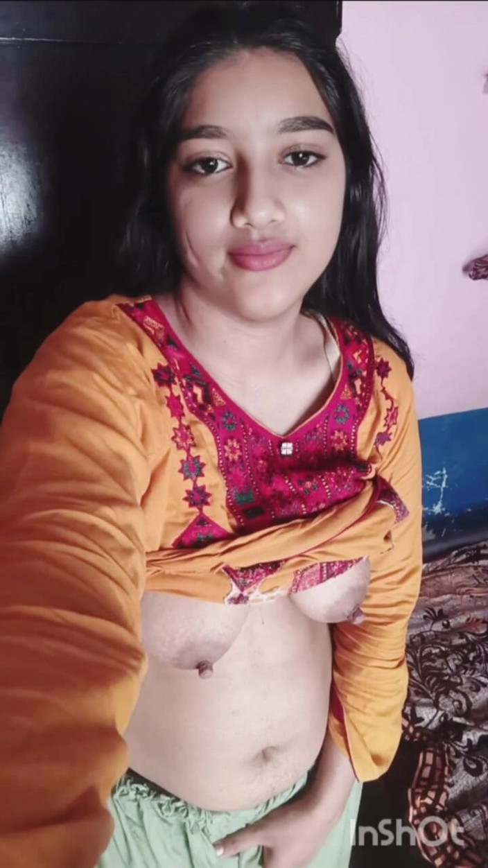 Naughty_Sana: Quente meia-irmã mostrando seus peitos grandes e buceta para seu...