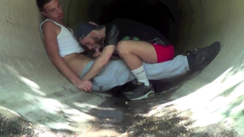 FIRST SEX EXPERIENCE WITH BOY: Трахав у кросівках у річці, ексгібіціонер на відкритому повітрі