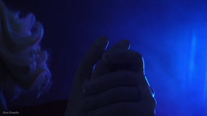 Arya Grander: Videoclip ASMR cu mănuși medicale (Arya Grander)