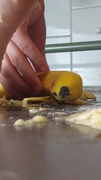 Schiaccia le banane come il tuo cazzo