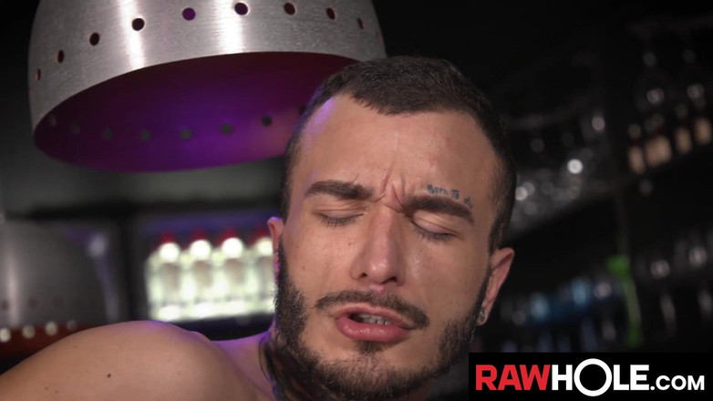 Raw Hole: Ham delik çıplak bar tomurcukları, bölüm bir