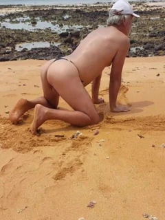 Ladysilva en la playa en mis bragas calientes
