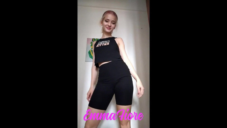 Emma Fiore: Hezká teenagerka vám ukazuje svou kundičku