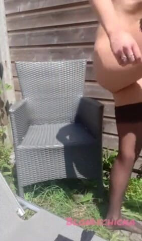 Blondechicka: Rubia chica caliente masturbándose en el jardín y chorros y...