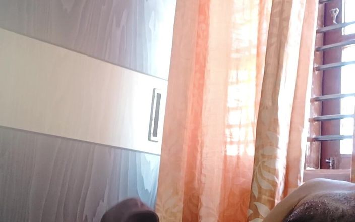 HornyHunk: Olejowanie mojego kutasa i masturbacja majtkami sąsiadów i stanikiem