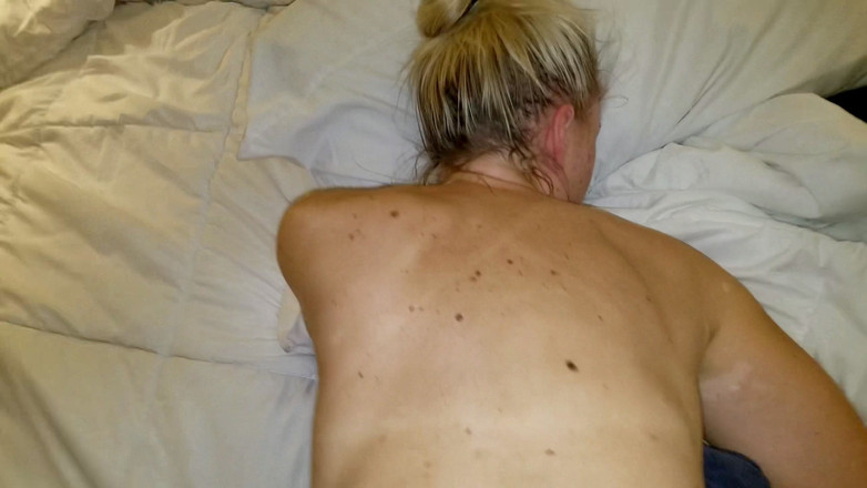 American Blonde Wife: 热辣的郊区素人摩门教家庭主妇骑乘巨大的假阳具达到高潮并被中出