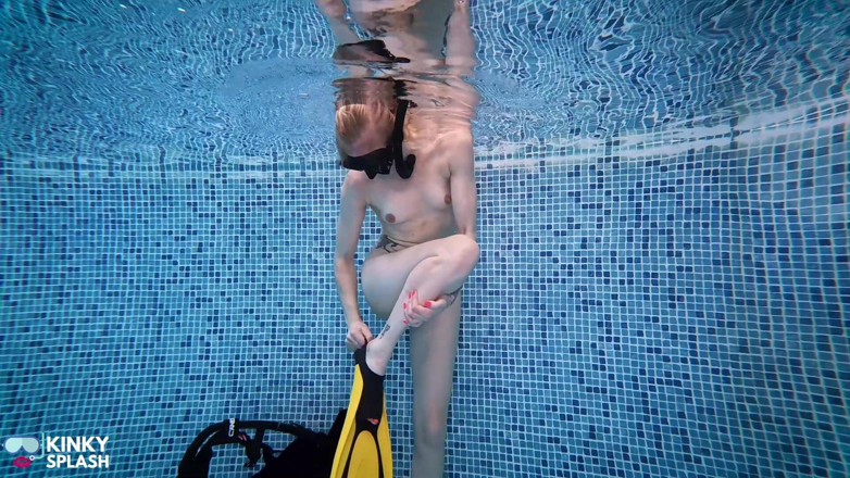 UKCuteGirl Lucy Lauren: Masturbación de buceo desnuda de Lucy bajo el orgasmo bajo...