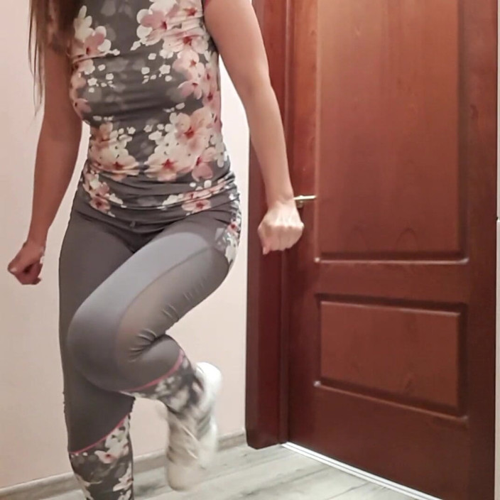 FrauleinP: ฉี่กางเกงยิมของฉันที่ประตู Loo ที่ปิด