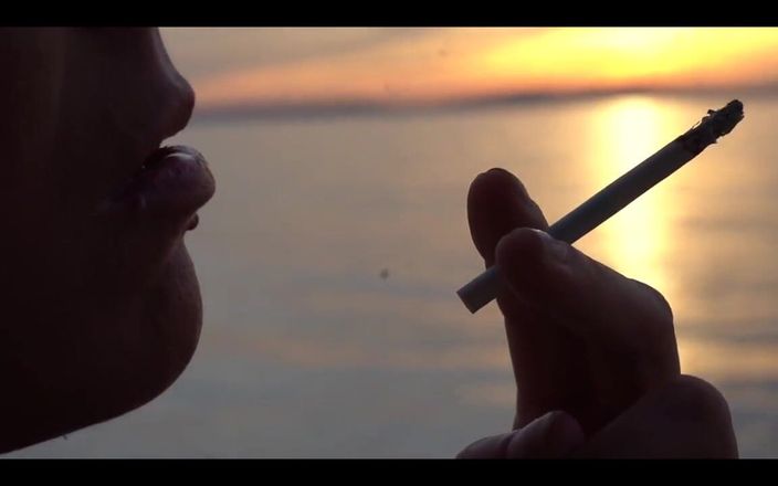 CyntiaCymes: Fumo sigarette sulla spiaggia ... di giorno e di tramonto.