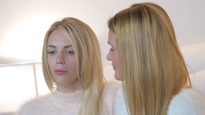 CBD Media: Mükemmel vücutlu en güzel iki İrlandalı genç kız vibratörle oynuyor