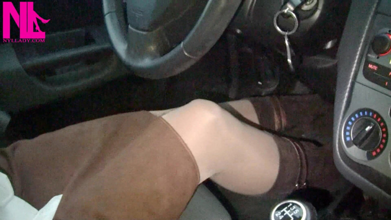 Nyllady: De conducere în ciorapi nud și Pompe Buckled Bworn