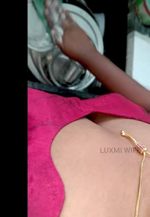 Luxmi Wife: Vecinul a făcut un videoclip în timp ce soția gătea în bluză