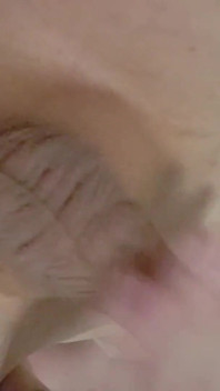 Femboy pornoster likt haar eigen sperma in anale masturbatie met lange dildo