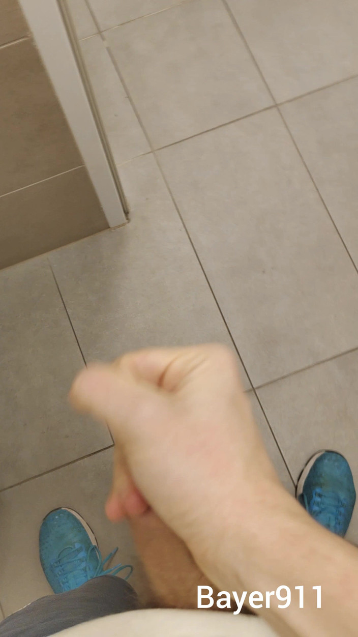 Bayer911: Chico flaco blanco arriesgado pajeándose en el baño del gimnasio...
