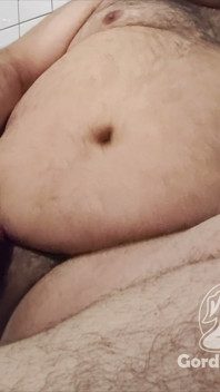 Fett, fettleibig, masturbiert beim Essen