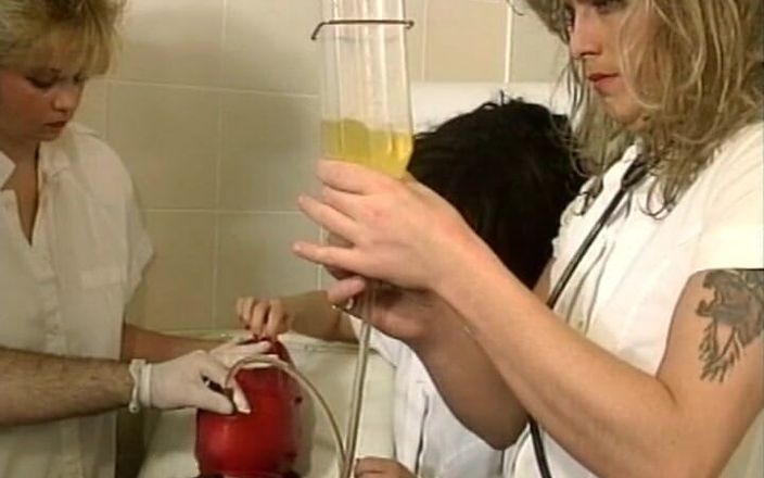 Pissing Experience: O femeie Surpriză duș auriu pentru oaspeții ei # 5