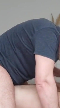 Ayah gemuk disetubuhi oleh pria kurus gay anal telanjang