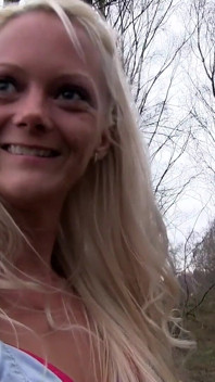 Fața drăguță a unei mame sexy blonde miniona este tencuită cu spermă de la pule multiple