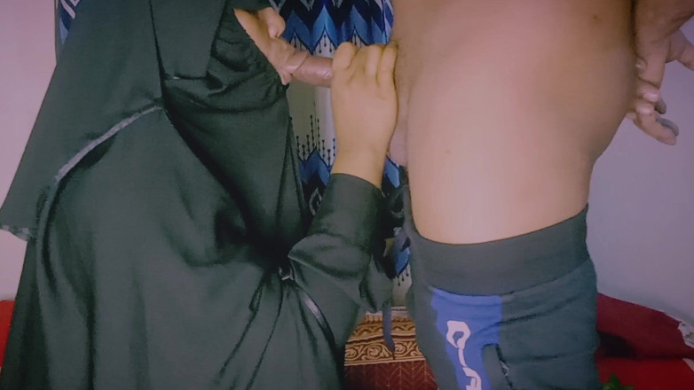 Sabina244: Des femmes musulmanes en hijab très sexy baisent des garçons...