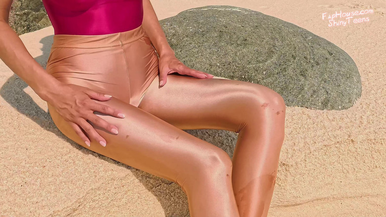 Shiny teens: 918 золоті колготки зі спандексу та купальник на пляжі