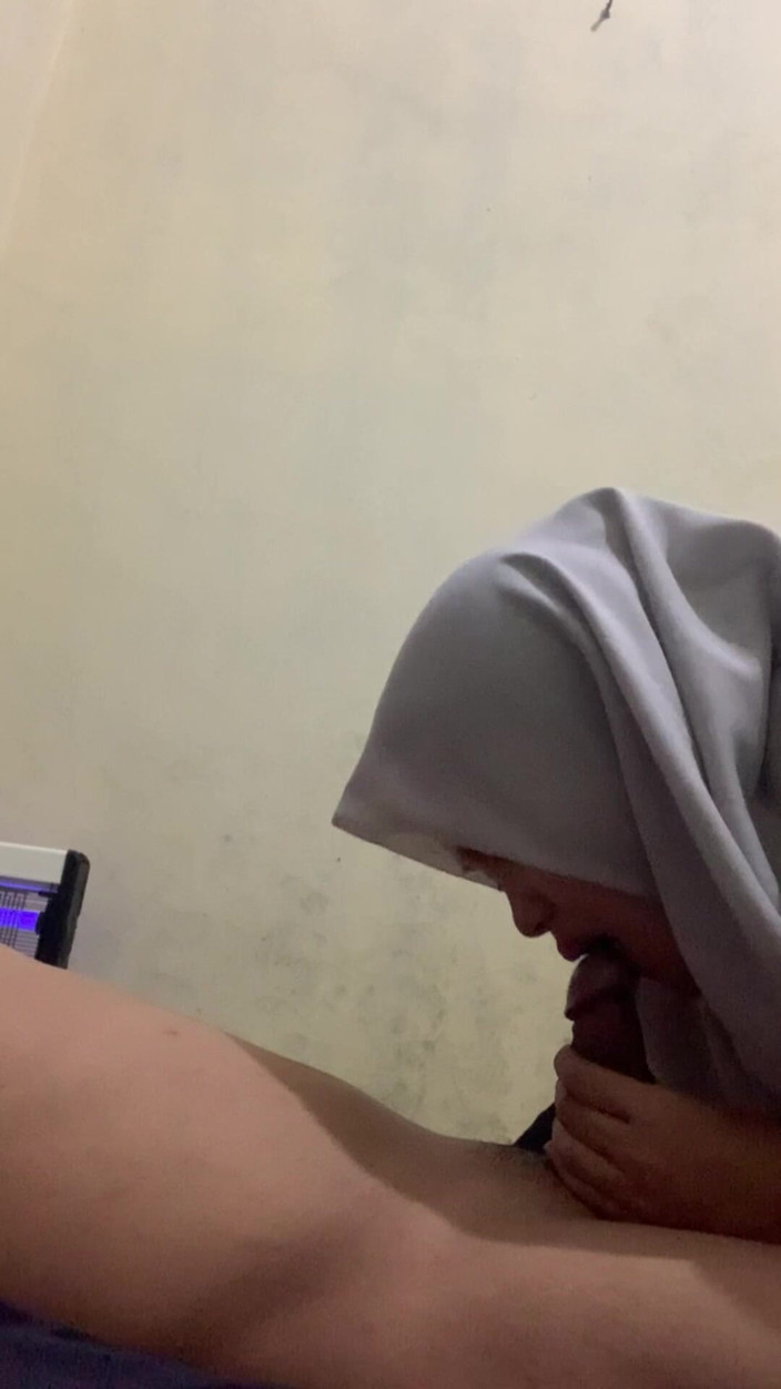 Indo Girl: Hiper tesettürlü üstte olmak istiyor