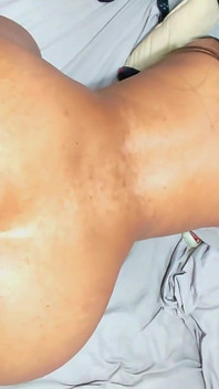 Cewek semok rambut cokelat ini di-anal habis-habisan sama besar