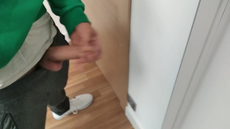 Elvissc: Si masturba il suo enorme e gustoso cazzo davanti allo...