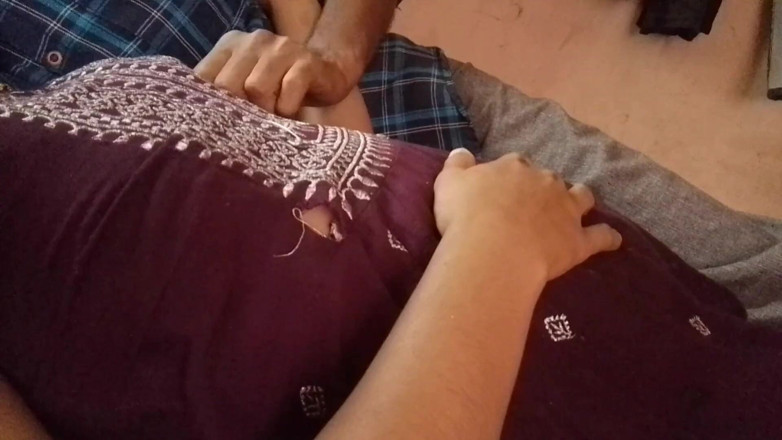 LEGSCOUPLE12: Desi dívka si strká penis do pusy a vezme mu...