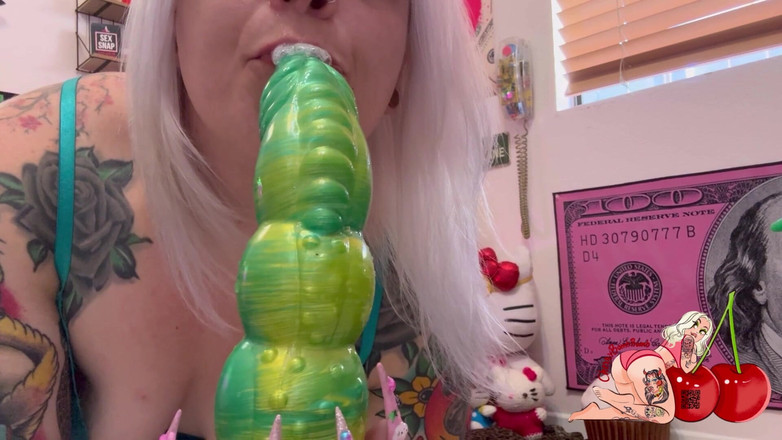 CherryBombBomb: 吮吸我巨大的鸡巴并射在我的大鸡巴上