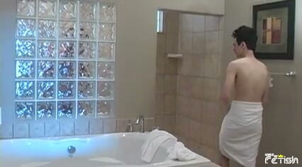 Gay Diaries: Anh chàng đẹp trai đi tắm và bị một chàng trai bú...