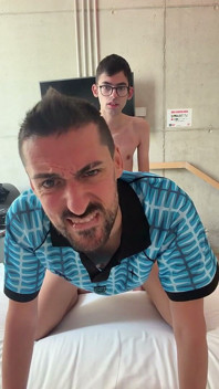 Jonge man met grote lul neukt volwassen billen
