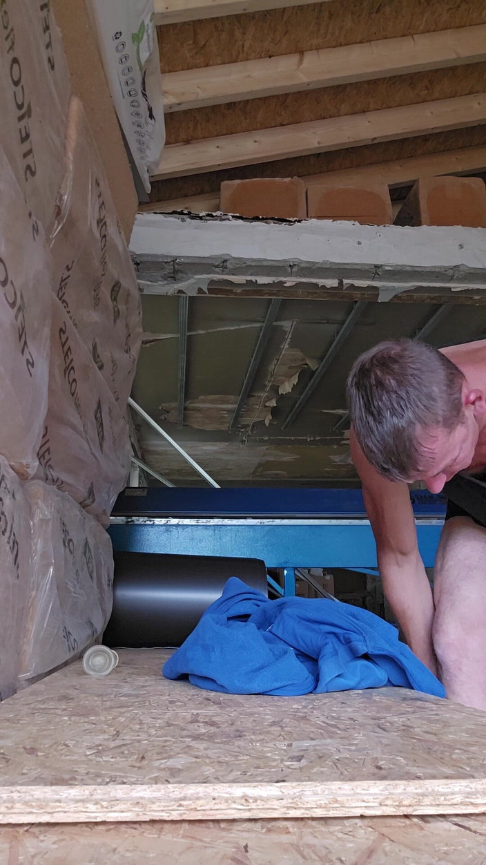 Chris_snoopy_91: Возбужденная на работе, трахает себя и мастурбирует до конца