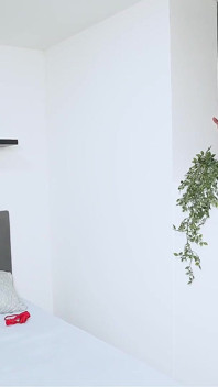 그들은 귀여운 소녀를 남겨두고 나는 그녀의 꽉 조이고 촉촉한 음부에 내 성기를 넣었다