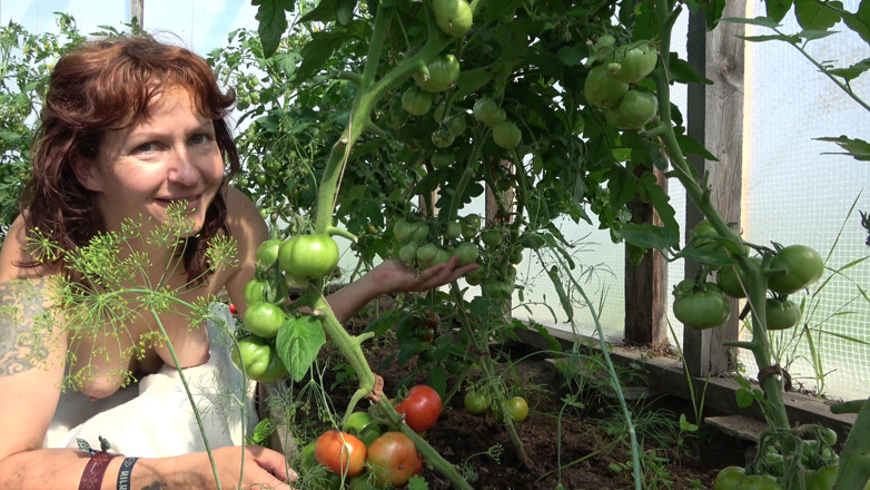 Hera Harding: Country MILF Masturbates to Make the Tomatoes Blush