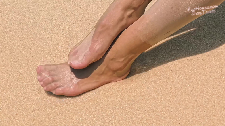 Shiny teens: 906 Perlivé punčocháče na pláži