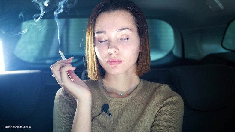 Russian Smokers: セクシーなロシア人美女がタバコを吸う自然な環境