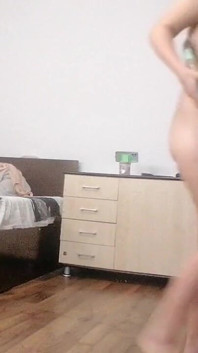 Seksowna żona ćwiczy w domu nago. Amatorska żona masturbuje się palcami w swojej cipce