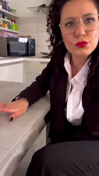 Ho Traformato Una Mia Collega Con I Collant in Una Troia Succhia Cazzi!