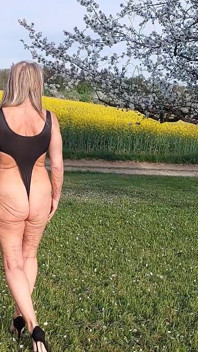 スパイシーなTバックの体を着た鋭いおばあちゃん!
