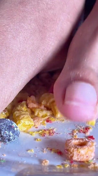MILf gör dig frukost med fötterna