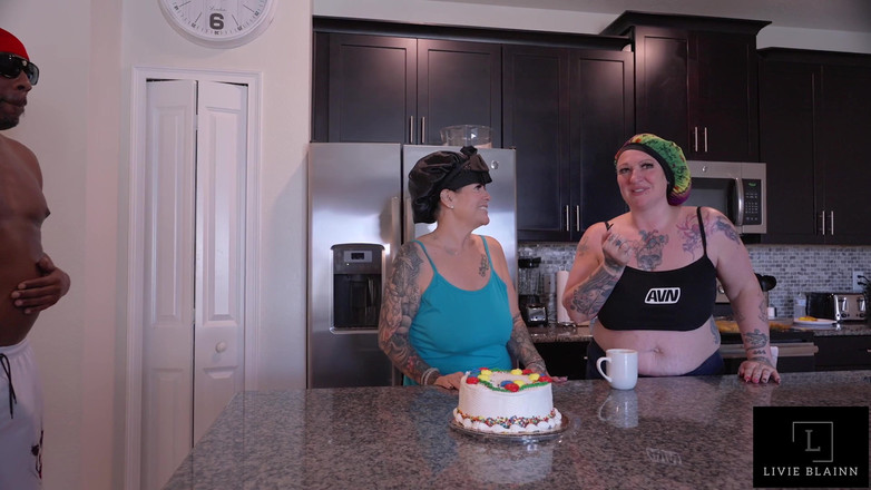 Livie Blainn: Lízání dortu Outta Cake se speciální svíčkou na kouření