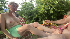 Foot Girls: Branlette dans la nature avec une pipe par une MILF...