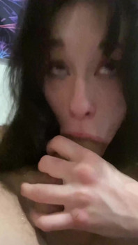 18letá brunetka zkouší své nové rty na velkém ptákovi