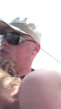 Une blonde se fait arroser dans une action en plein air