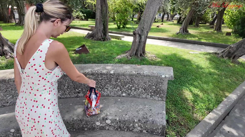 MissLeggings: Zia Accaldata Provoca L'ingenuo Nipote Durante La Passeggiata Al Parco....