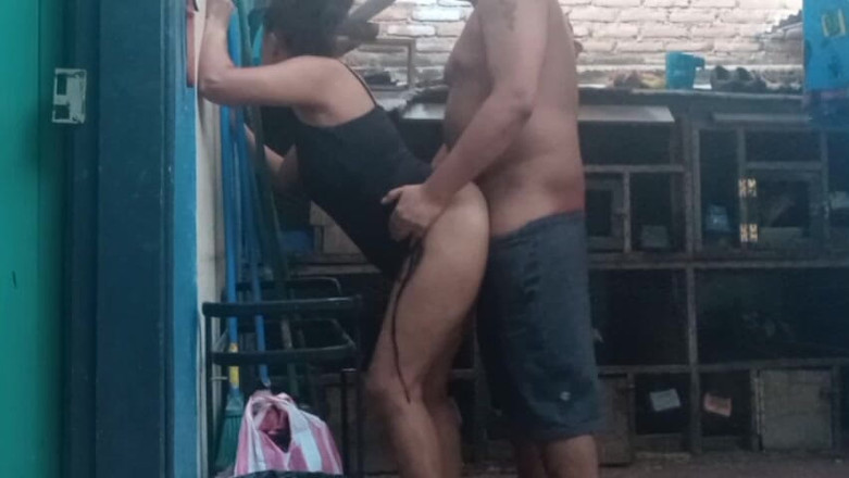 BigassMILF40: Mẹ kế Ấn Độ đang giặt quần áo, tôi không thể thấy cặp mông...
