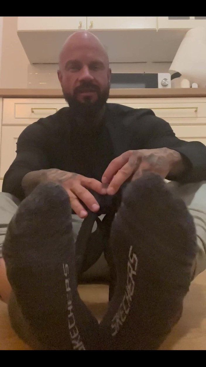 Jasons feet: Kokmuş terliklerimi koklatıyorum