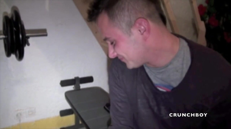 Crunch Boy: Ragazzo etero usato dal ragazzo alla musculazione