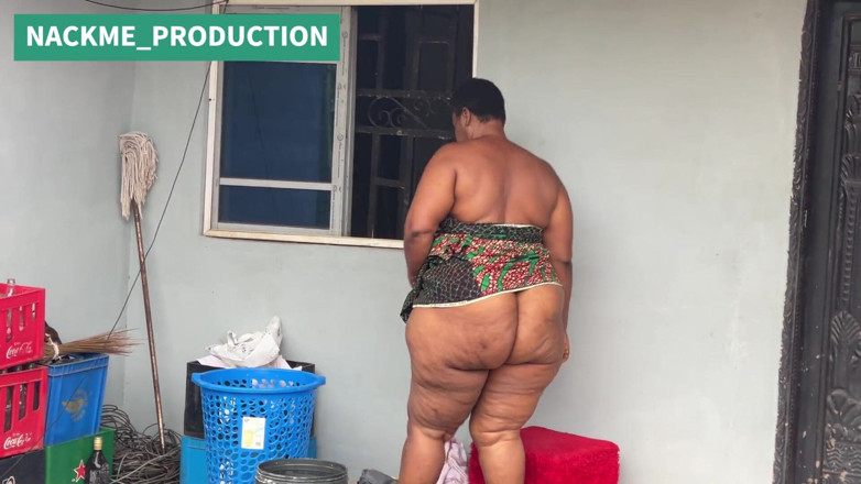 NACKME_PRODUCTION: Afrikansk mamma multitasks på en söndag morgon